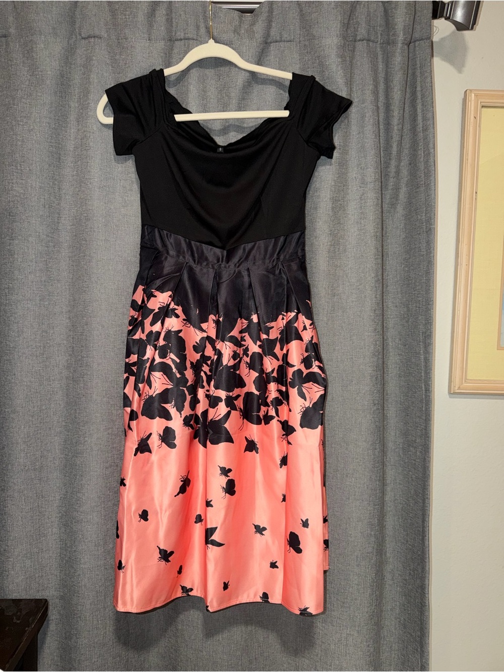 New Retro Stage Black and Coral Floral Midi Dress with Off-Shoulder Bodice. Smal